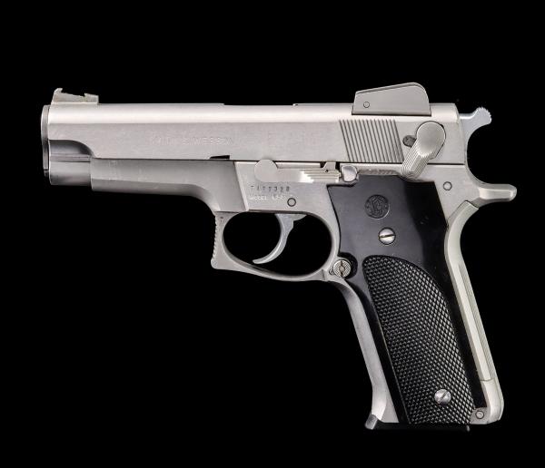 A SMITH & WESSON 9MM MODEL 659