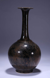 A SPOTTED GLAZED LONG-NECKED V