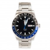 A STAINLESS STEEL WRISTWATCH,