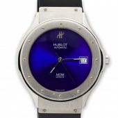 A STAINLESS STEEL WRISTWATCH,