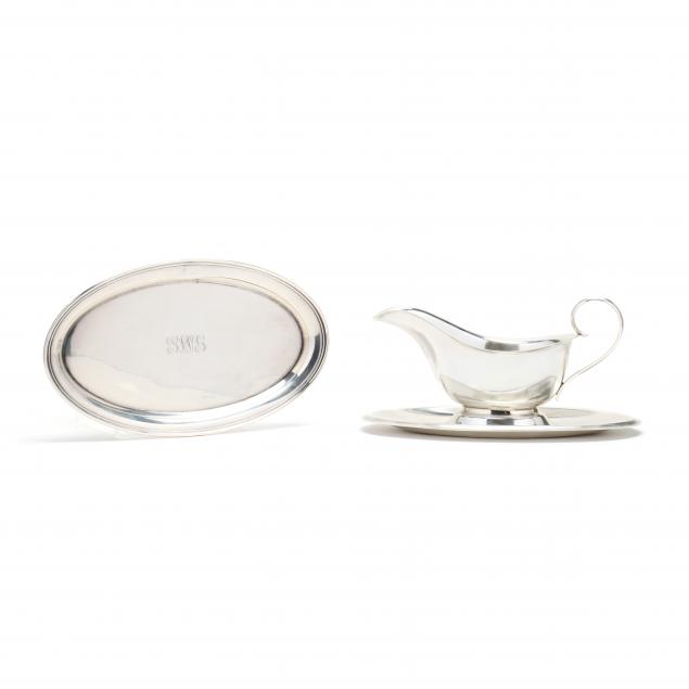 A STERLING SILVER GRAVY BOAT AND