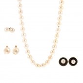 A STRAND OF 10 MM PEARLS WITH