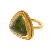 A SUGARLOAF PERIDOT RING IN 18