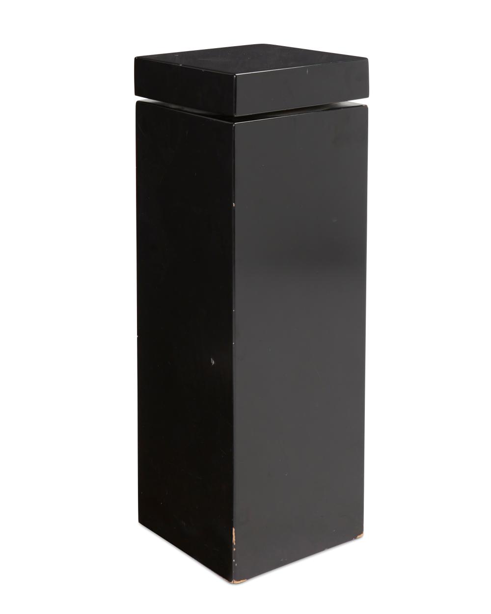 A SWIVEL-TOP DISPLAY PEDESTALA