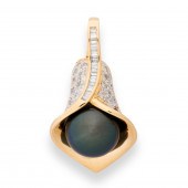 A TAHITIAN BLACK SOUTH SEA PEA