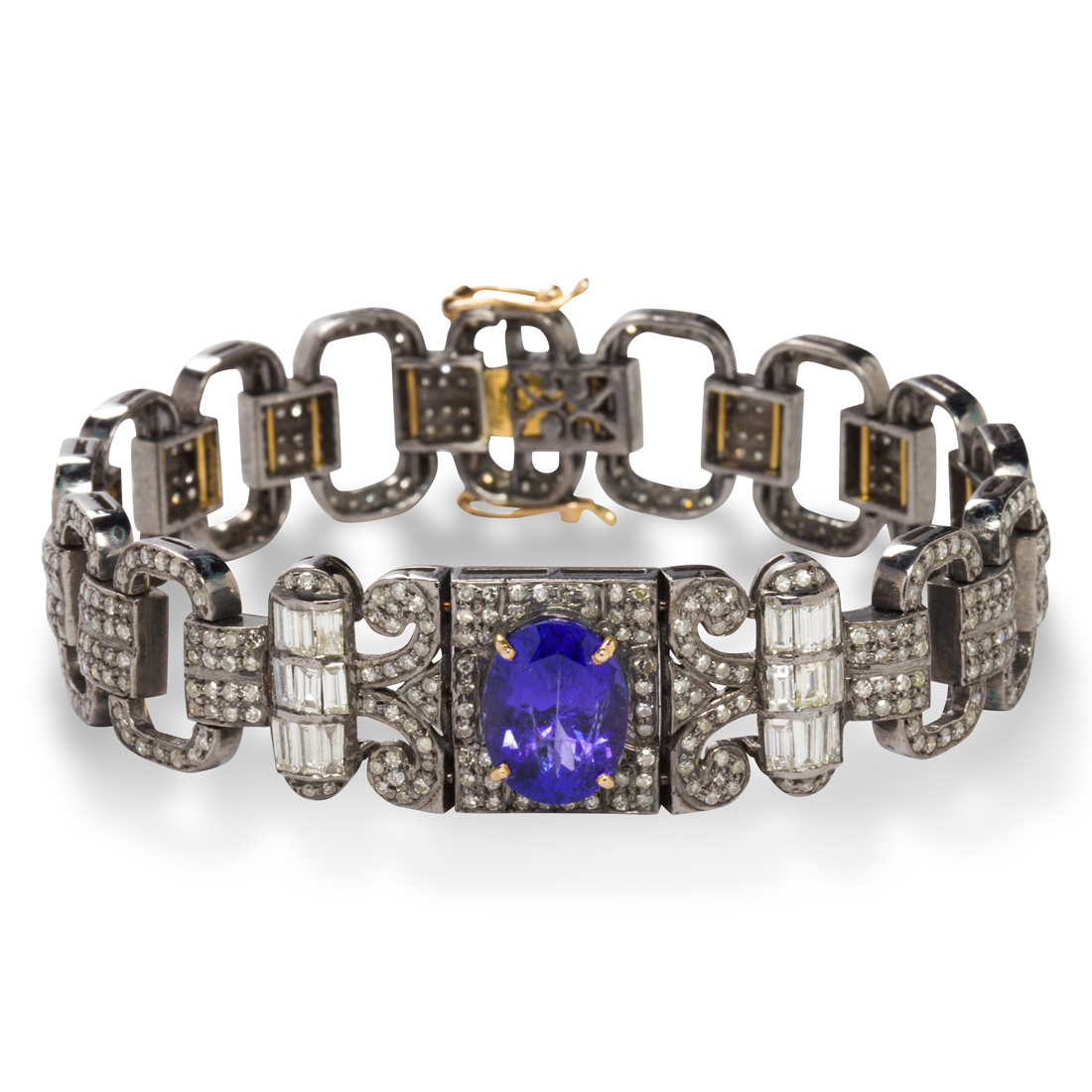 A TANZANITE AND DIAMOND BRACELET