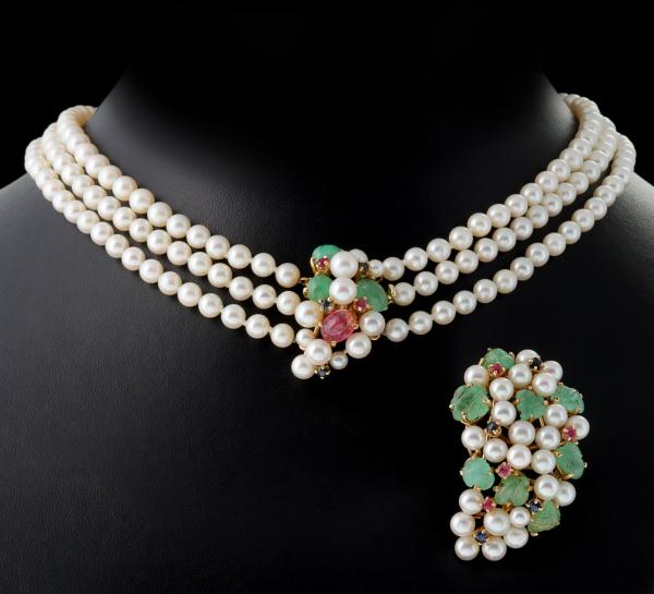 A THREE-STRAND PEARL CHOKER WITH