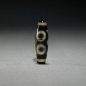 A TIBETAN DZI BEAD<br>Dimensio