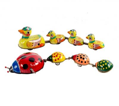 A tinplate duck with three linked