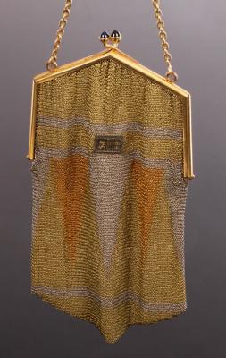 A tri-colour 9ct gold chainmail