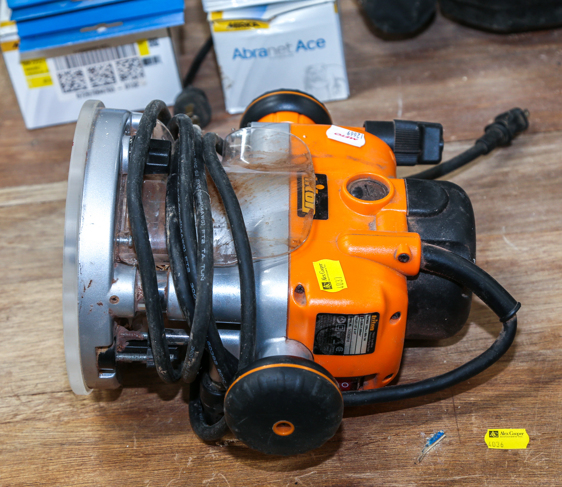 A TRITON PLUNGE ROUTER .