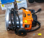 A TRITON PLUNGE ROUTER .