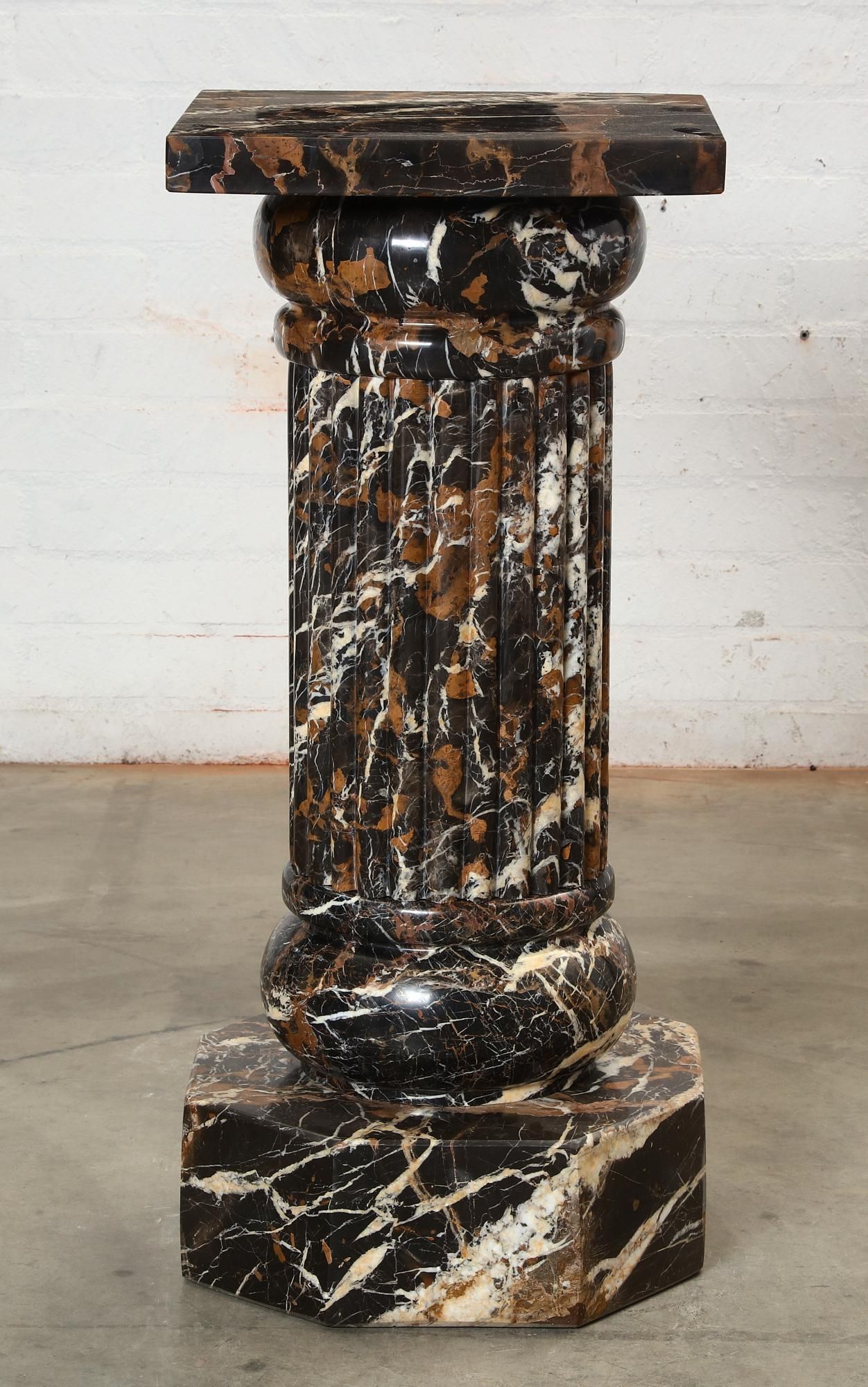 A VARIEGATED BROWN MARBLE PEDESTALA