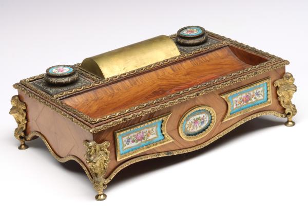 A VERY FINE 19TH CENTURY KINGWOOD