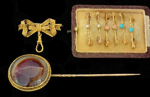 A Victorian 9ct gold bow pattern