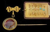 A Victorian 9ct gold bow patte