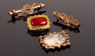 A Victorian bar brooch centred by