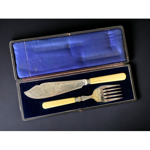 A VICTORIAN BOXED SILVER PLATE FISH