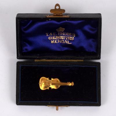 A Victorian cello brooch, in