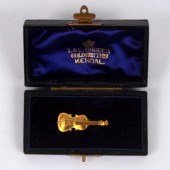 A Victorian cello brooch, in u