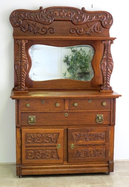 A VICTORIAN GOLDEN OAK BUFFETA