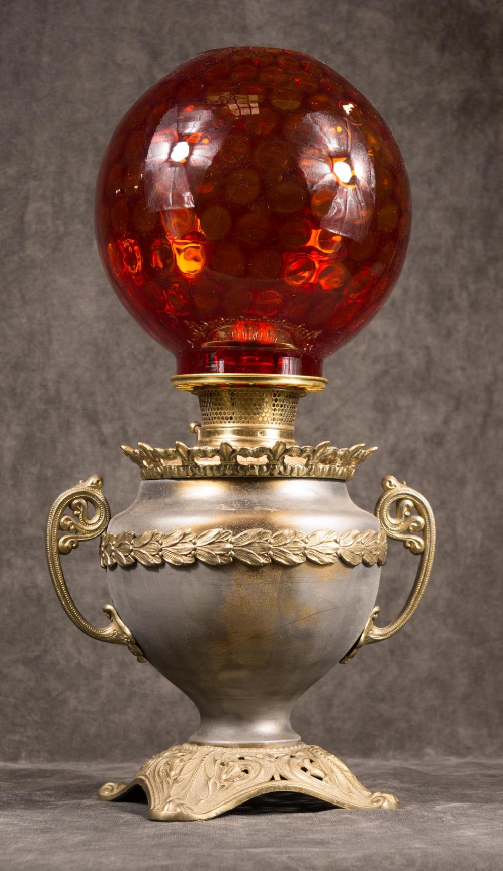 A VICTORIAN KEROSENE TABLE LAMPA