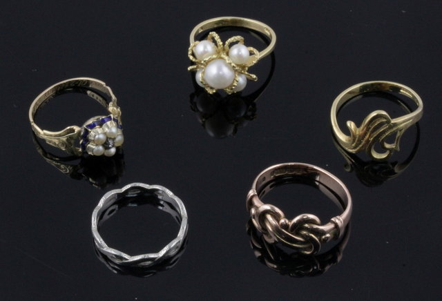A Victorian mourning ring centred