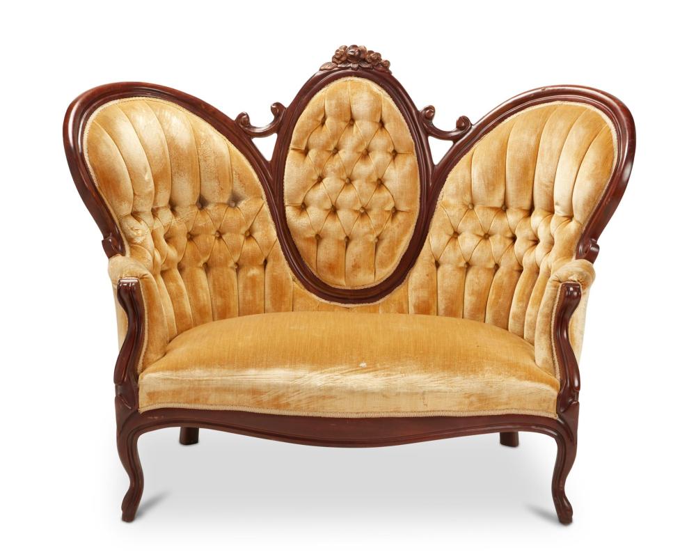 A VICTORIAN-STYLE SETTEEA