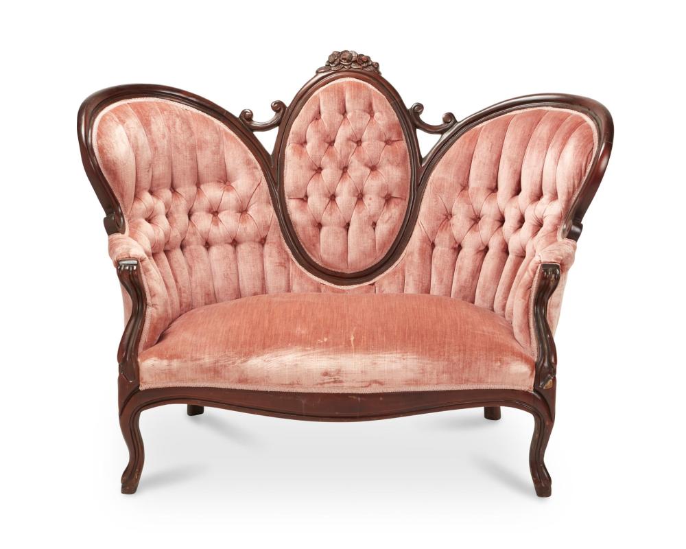 A VICTORIAN-STYLE SETTEEA