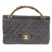 A VINTAGE CHANEL CLASSIC MEDIU