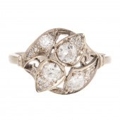 A VINTAGE DIAMOND RING IN 14K
