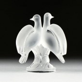 A VINTAGE LALIQUE DOVE SCULPTU