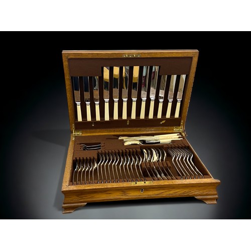 A VINTAGE SIX-PLACE SETTING CASED