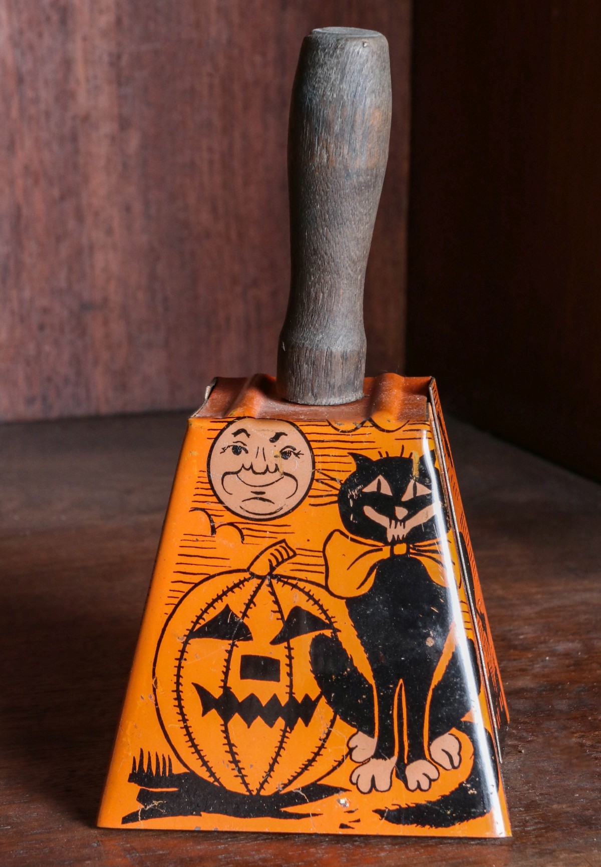 A VINTAGE TIN LITHO HALLOWEEN