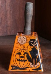 A VINTAGE TIN LITHO HALLOWEEN