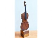 A vintage violin mounted on en