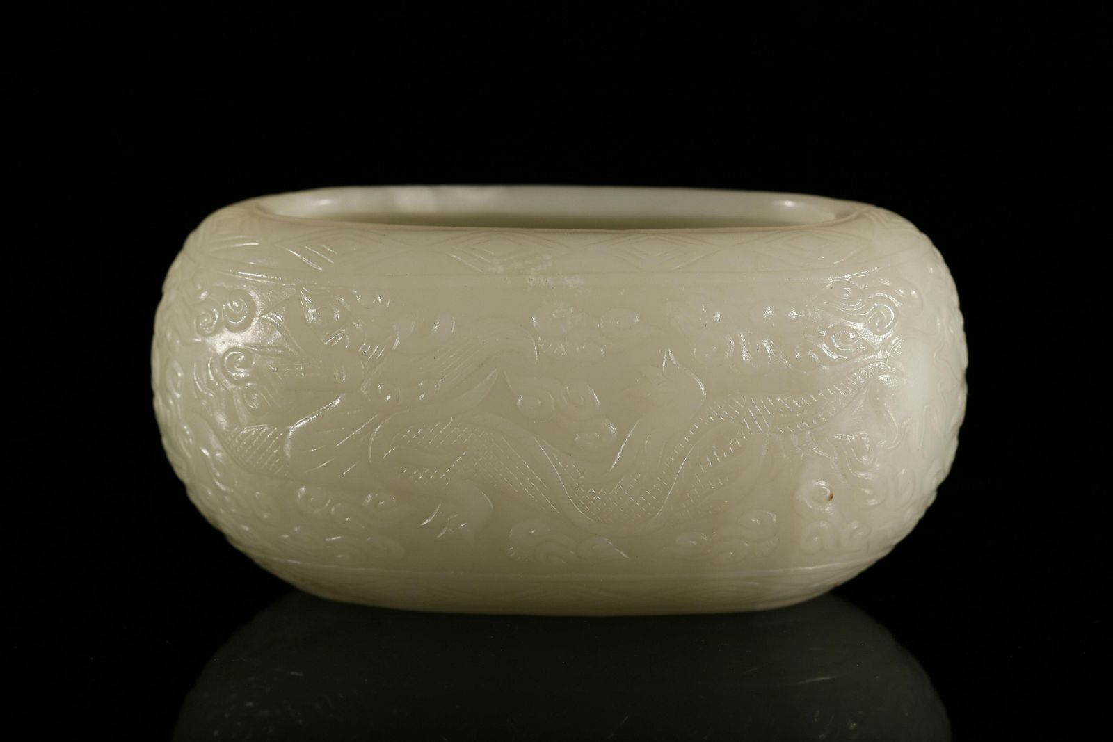 A WHITE JADE DRAGON-VEINED BRUSH
