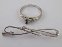 A white metal (tests 14 carat gold)