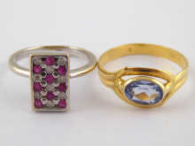 A white metal (tests 18 carat gold)