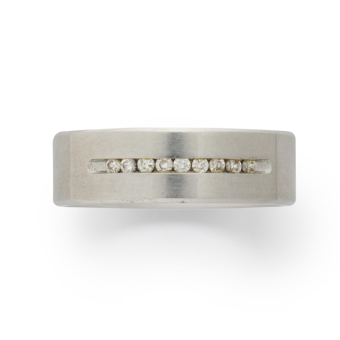 A WHITE SAPPHIRE AND COBALT RING,
