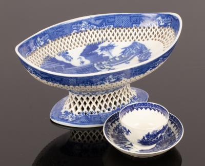 A Worcester Fisherman pattern tea