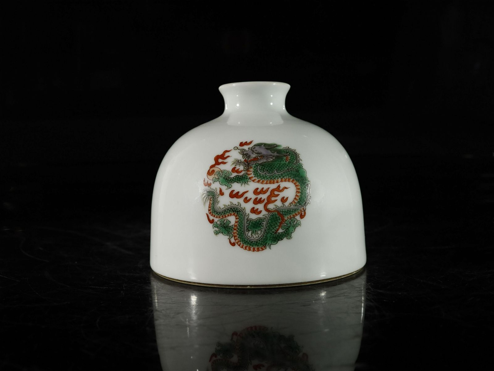 A WUCAI 'DRAGON' VASEA Wucai