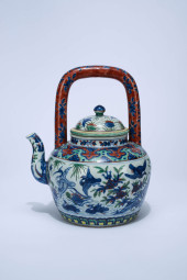 A WUCAI 'LOTUS POND' TEA POT<b