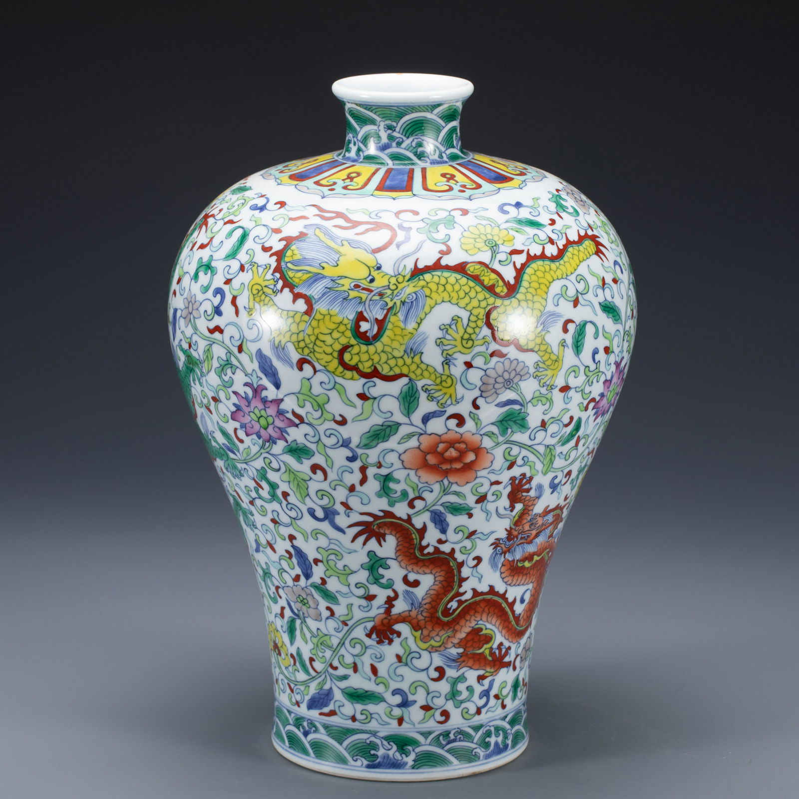 A WUCAI PORCELAIN DRAGON VASE,QINGA