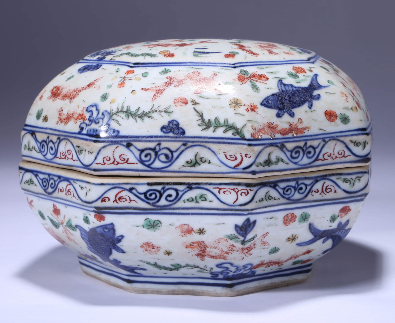 A WUCAI 'SEAWEED AND FISH'
