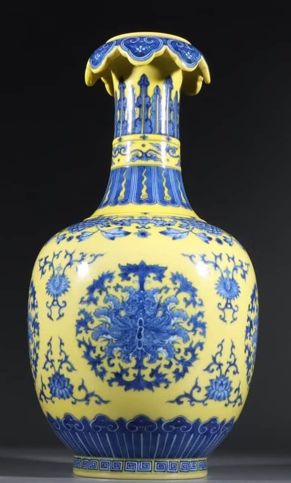 A YELLOW-GLAZED BLUE AND WHITE