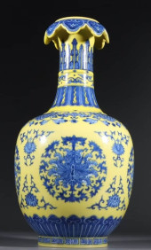A YELLOW-GLAZED BLUE AND WHITE