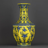 A YELLOW-GLAZED BLUE AND WHITE