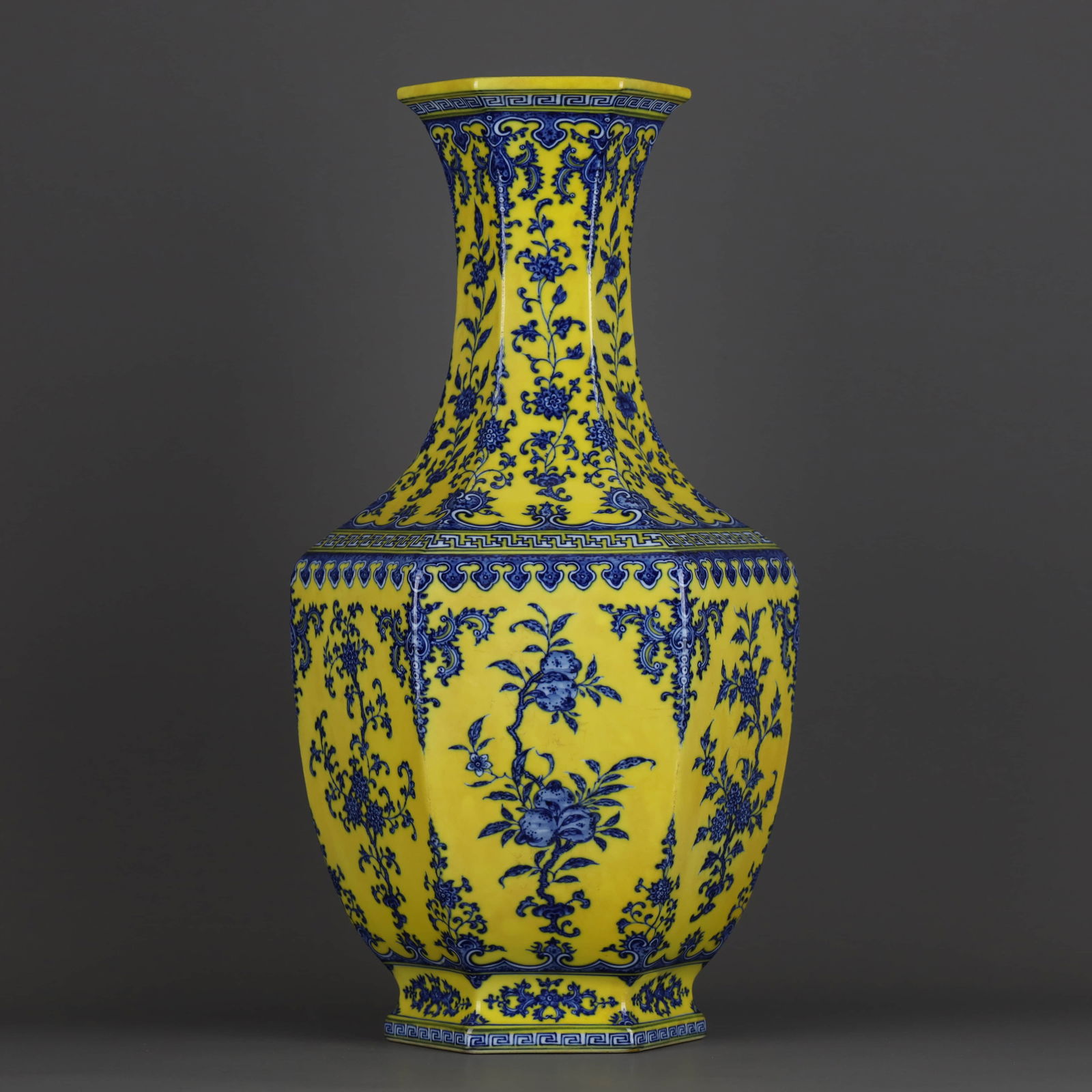 A YELLOW-GLAZED BLUE AND WHITE