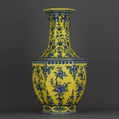 A YELLOW-GLAZED BLUE AND WHITE